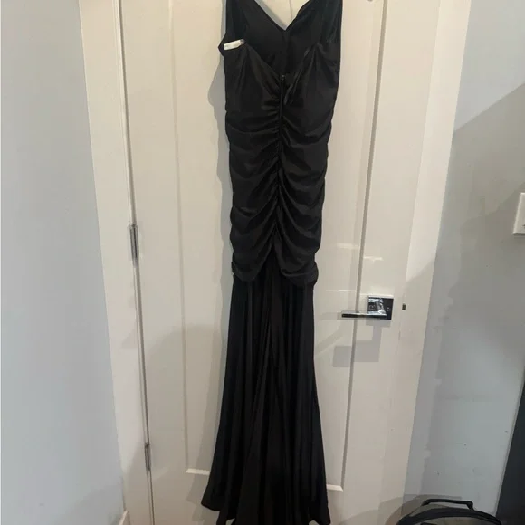 Elegant Black Evening Gown - Picture 2 of 2